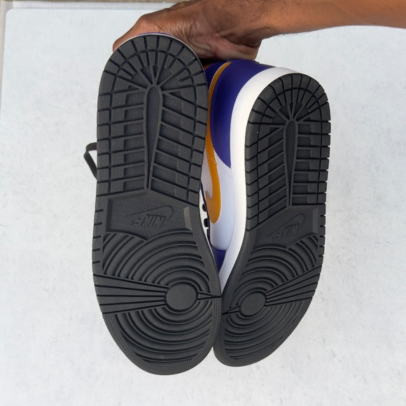 AJ 1Mid lakers colorway - Picture 8 of 8